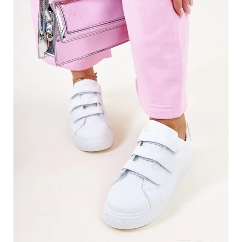 Weiße und silberne Klett-Sneaker von Samala 2