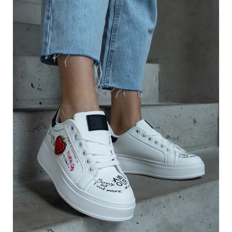 D/CEO Weiße Sneakers, verziert mit einem Aufnäher und Aufschriften auf der Etara-Plattform 2