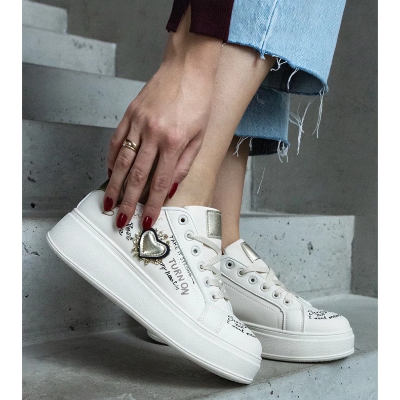 D/CEO Beigefarbene Sneakers, verziert mit einem Aufnäher und Aufschriften auf der Etara-Plattform 1