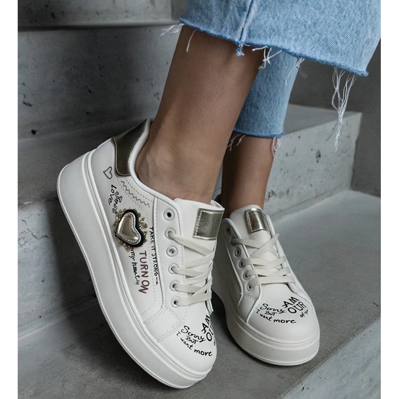 D/CEO Beigefarbene Sneakers, verziert mit einem Aufnäher und Aufschriften auf der Etara-Plattform 2