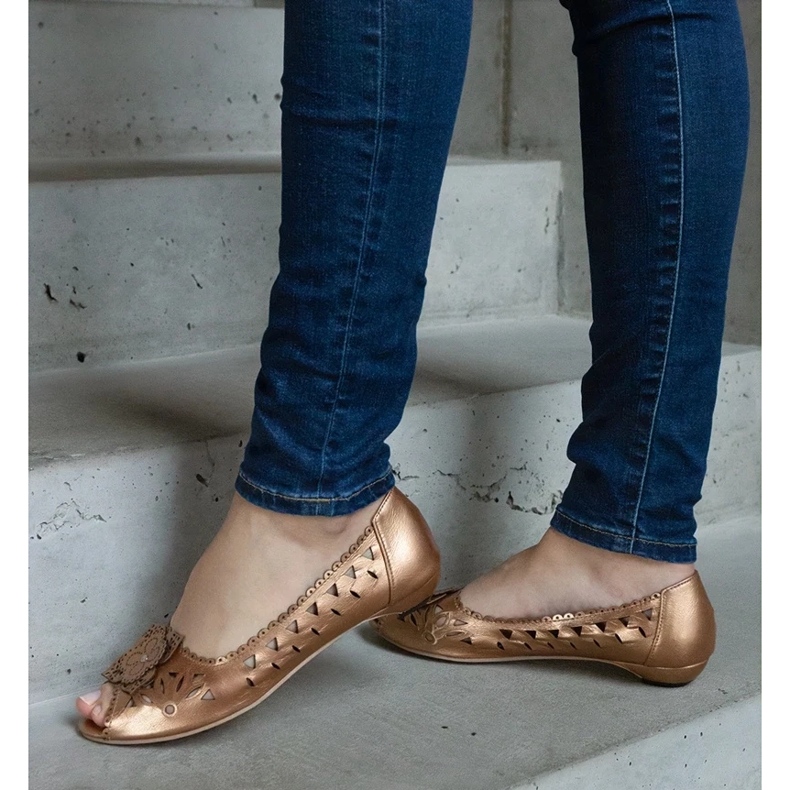 D/CEO Lore goldene, durchbrochene Ballerinas mit offener Spitze 2