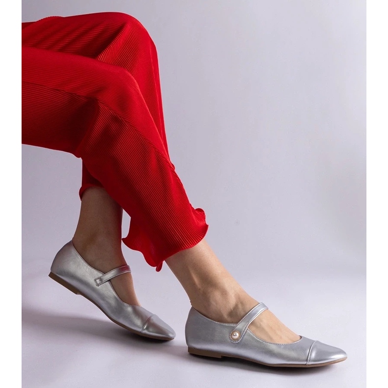 D/CEO Silberne Ballerinas mit Lackkappe und Klettverschluss von Jaures 1