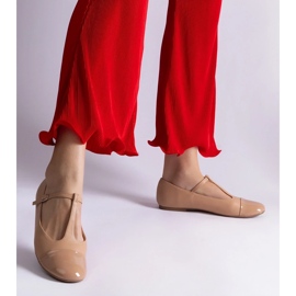 D/CEO Beigefarbene Ballerinas mit Lackkappe und Gloriana-Schnalle 2