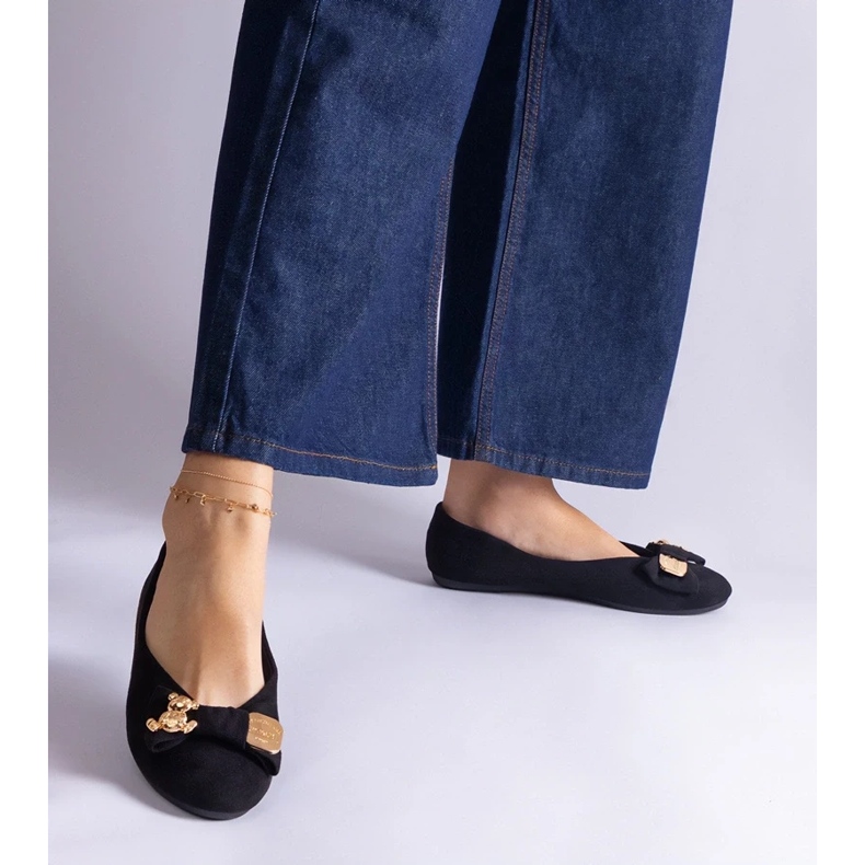 D/CEO Schwarze Ballerinas, verziert mit einer Esdras-Schleife und einer Brosche 2