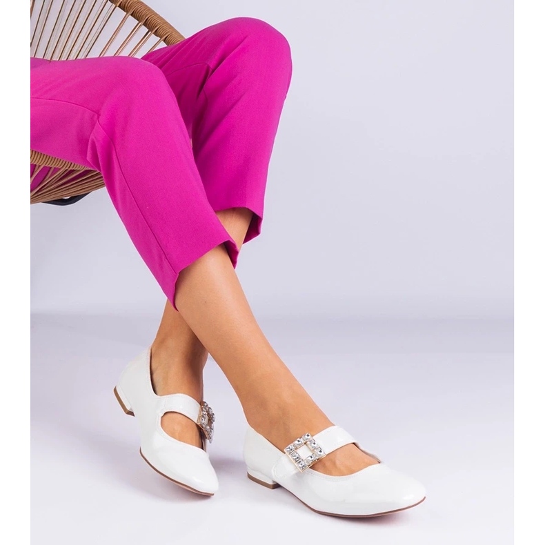 D/CEO Bemalte weiße Ballerinas mit einer Ferpsa -Schnalle dekoriert 1