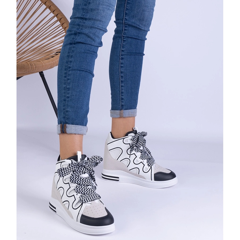 Weiße Frauen -Turnschuhe mit dicken Schnürsenkel 1