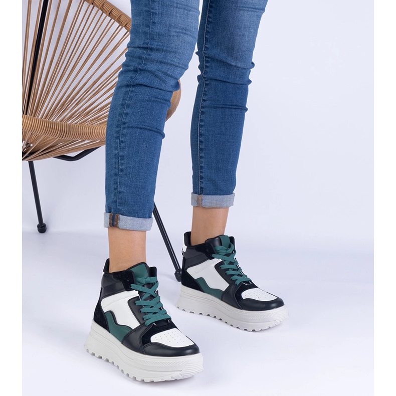 Schwarz -Weiß -Frauensport -Sneaker auf der Plattform 1