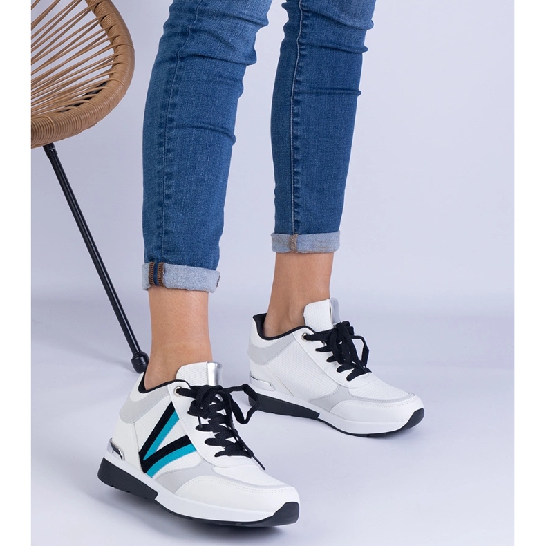 Weiße Frauen -Turnschuhe auf einem versteckten Keil 1