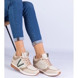 Beige Frauen -Sneakers auf einem versteckten Keil 3