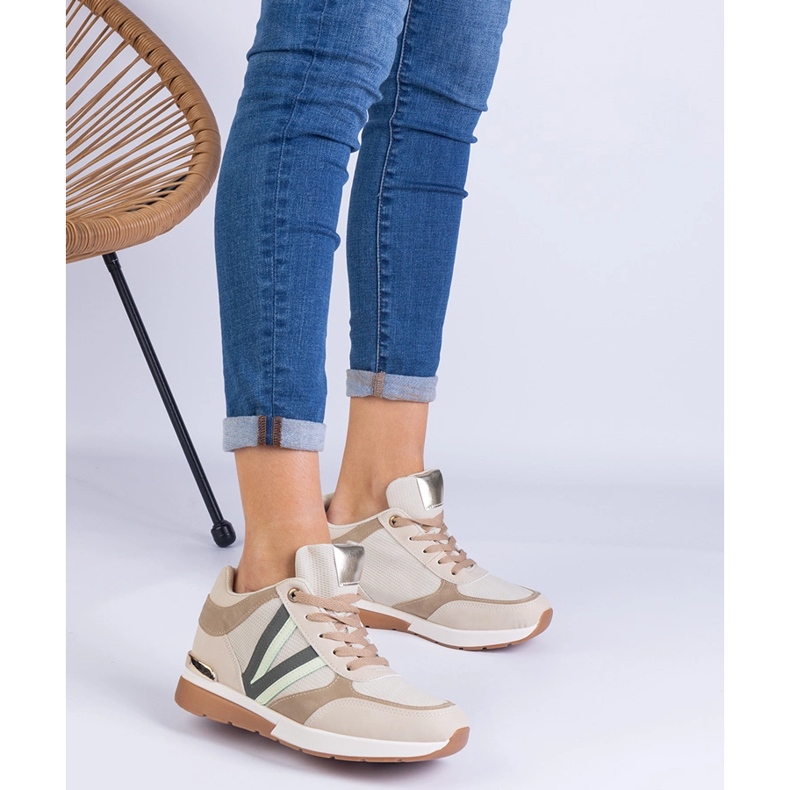 Beige Frauen -Sneakers auf einem versteckten Keil 1