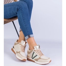 Beige Frauen -Sneakers auf einem versteckten Keil 2
