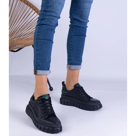 Schwarze Frauen -Turnschuhe auf einer hohen Plattform 1