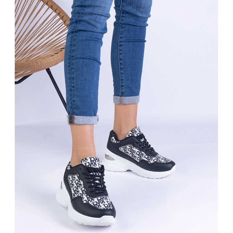 Schwarze Frauensport -Sneakers mit einem metallischen Einfügen 1