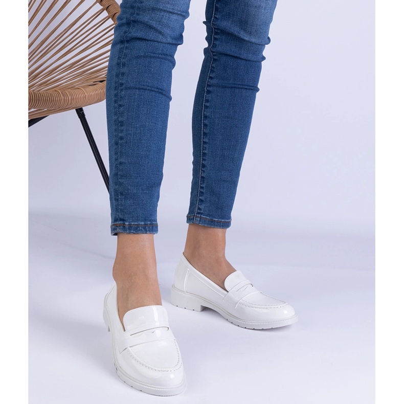 Lackierte weiße Schuhe von Frauen 1