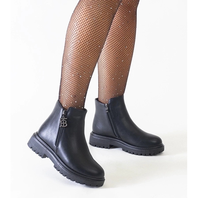 D/CEO Schwarze Stiefeletten mit dekorativem Anhänger auf der Melane-Faux-Wildlederplattform 1