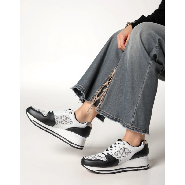 Schwarze Turnschuhe der Frauen, die 2