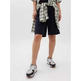 Schwarze Turnschuhe der Frauen, die 1