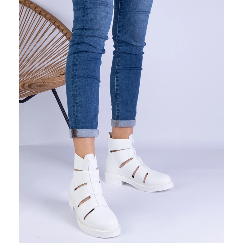 Weiße Stiefel mit Öko -Leder mit flachen Schnitten 1