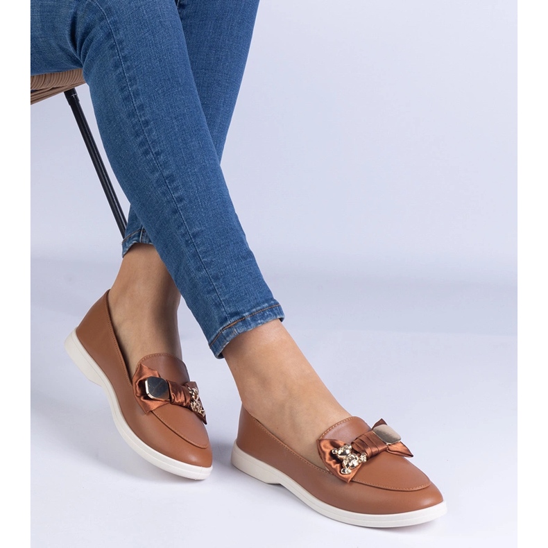 Brauner Slipper mit einem Bug und einem goldenen Teddybär dekoriert 1