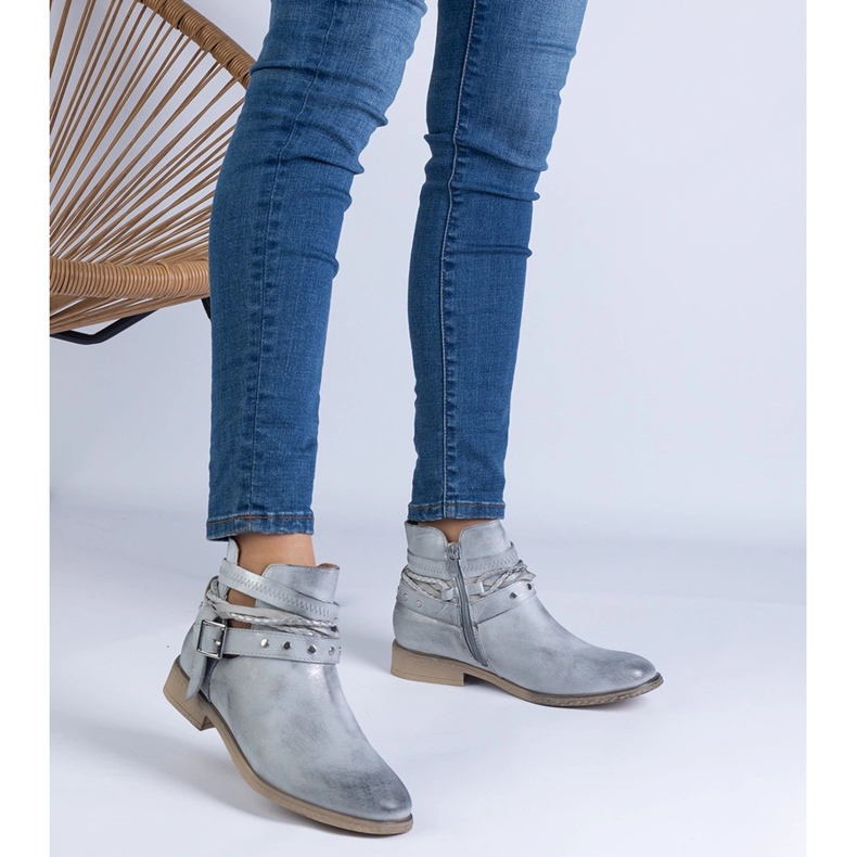 Silbere flache Stiefel mit Ausschnitt und Schnalle 1