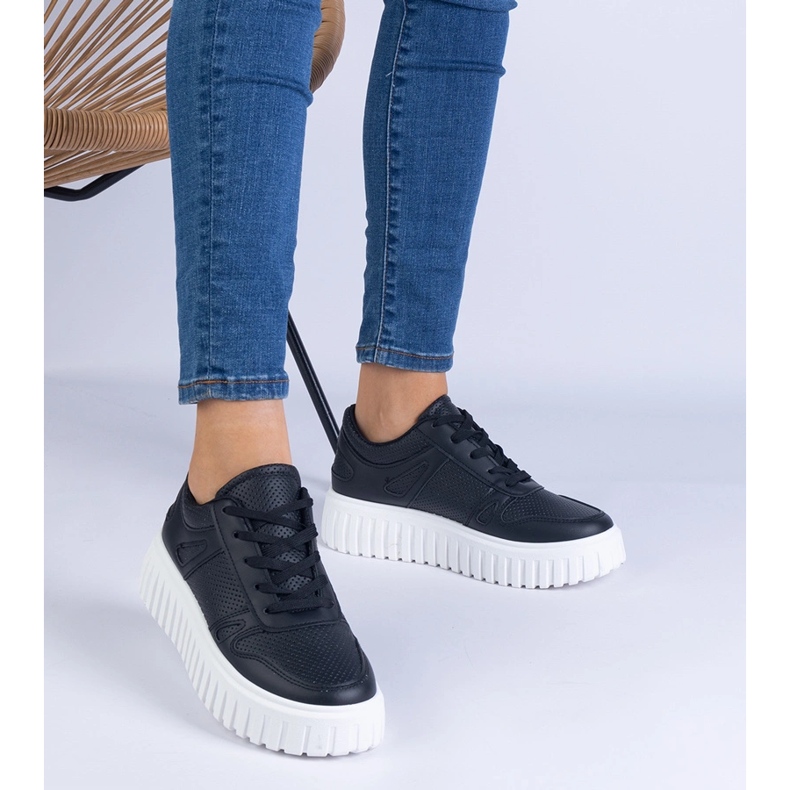 Schwarze Openwork -Turnschuhe auf einer massiven Sohle 1