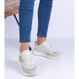 Beige Sneakers mit Glitzer und Zirkonen dekoriert 1