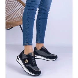 Schwarze Turnschuhe glänzend mit einer goldenen Dekoration 1