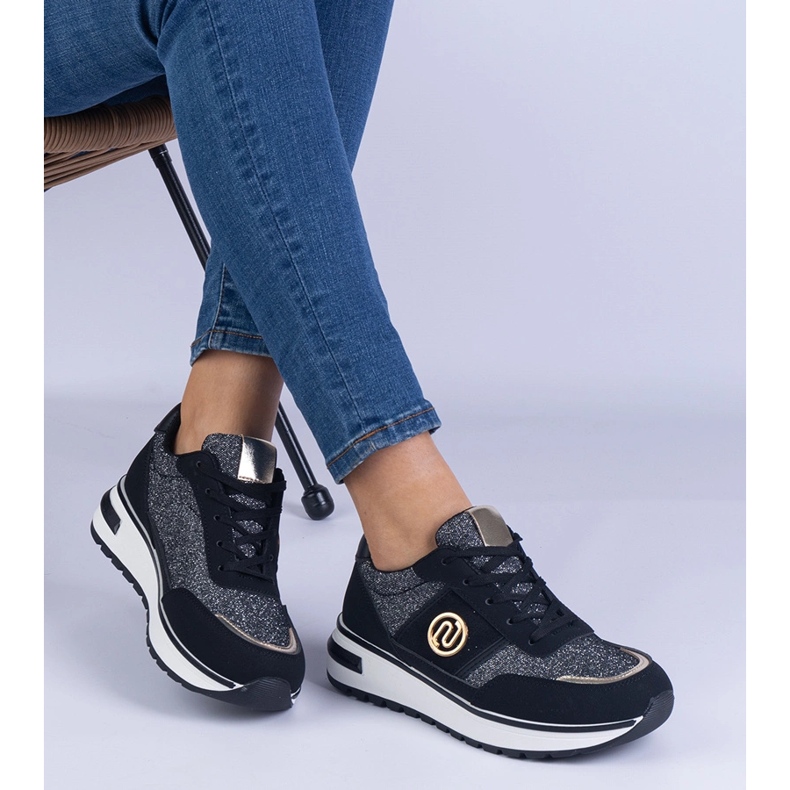 Schwarze Turnschuhe glänzend mit einer goldenen Dekoration 2