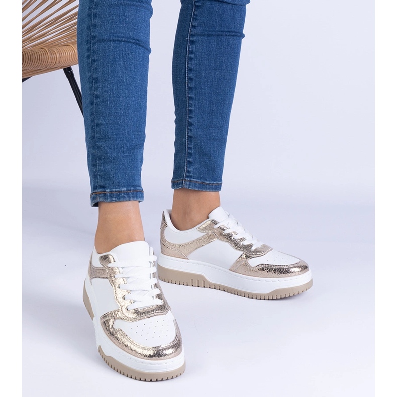 Goldene Turnschuhe auf einer dicken Sohle 1