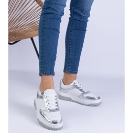 Silber -Turnschuhe auf einer dicken Sohle 1