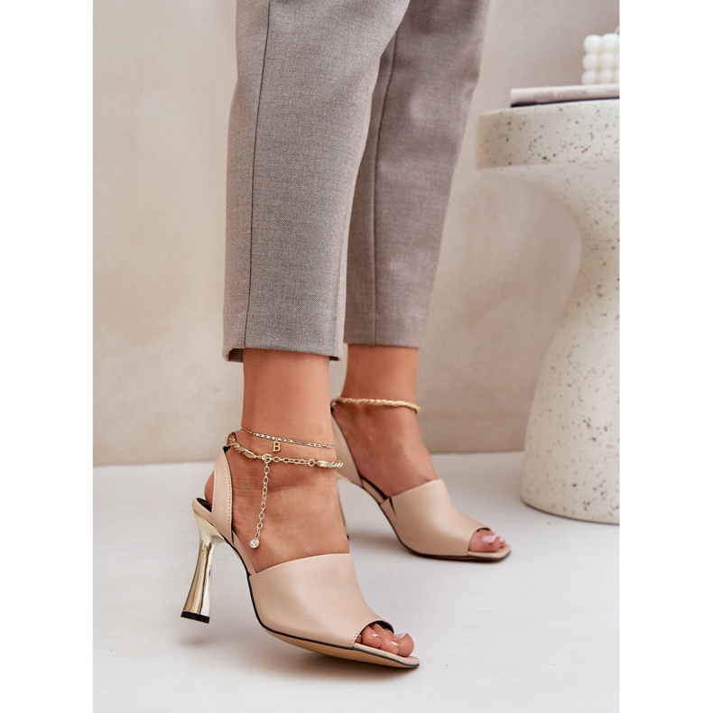 Ledersandalen auf einer High Heel mit einem dekorativen Chebello 4440 beige Armband 2