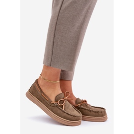 Frauen -Slipper auf einer flachen alleinigen dunkelgrünen 1