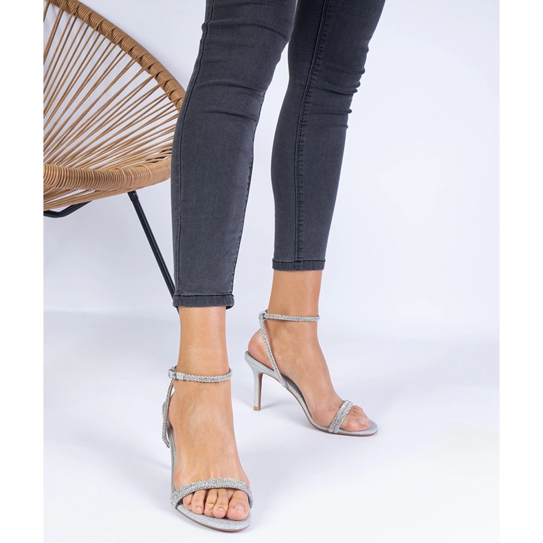 Silber elegante Sandalen auf einem mit Zirkonen dekorierten High Heel silber- 1