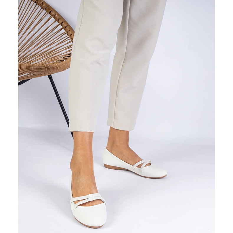 Weiße Frauen -Ballerinas mit einem Matt Eco -Leder 1