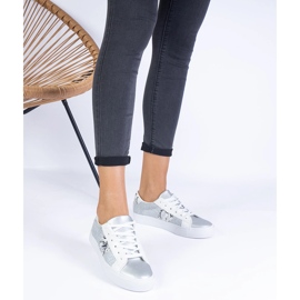 Silber -Turnschuhe mit einem Tiermotiv, das mit Glitzer verziert ist 1