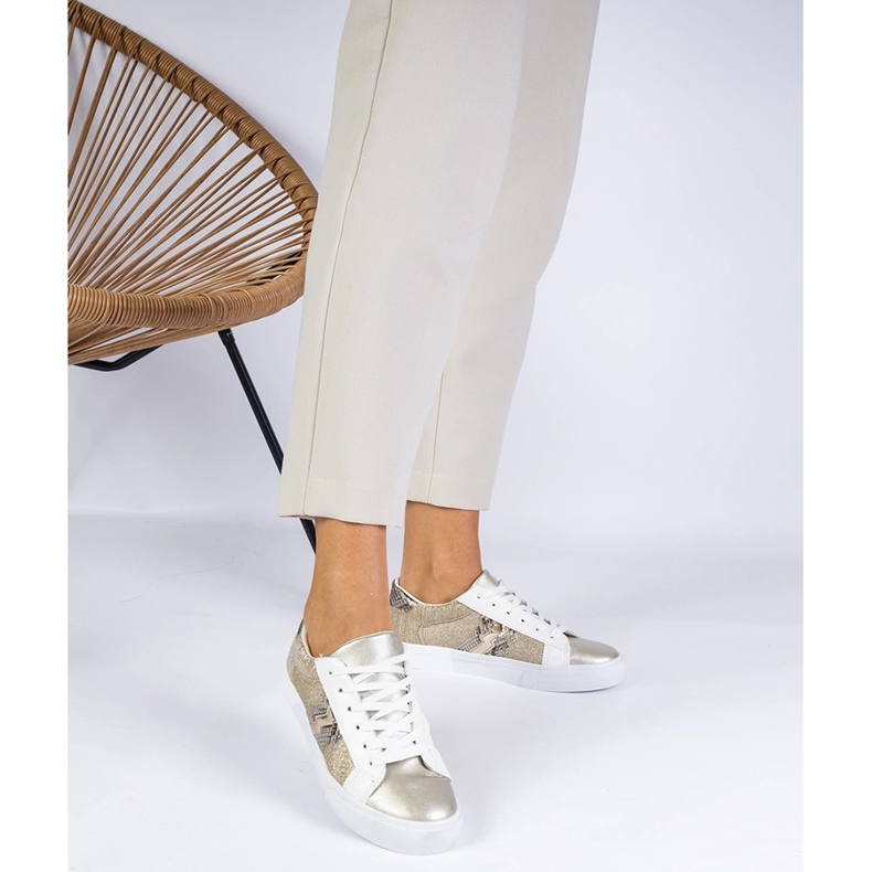 Goldene Turnschuhe mit einem Tiermotiv, das mit Glitzer verziert ist 1