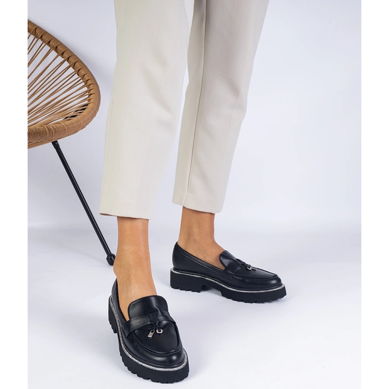 Schwarze Mokassins mit Strasssteinen verziert 1