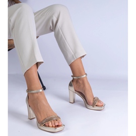 Golden elegante Sandalen auf der Säule mit Zirkonen 1