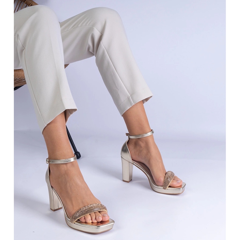 Golden elegante Sandalen auf der Säule mit Zirkonen 1