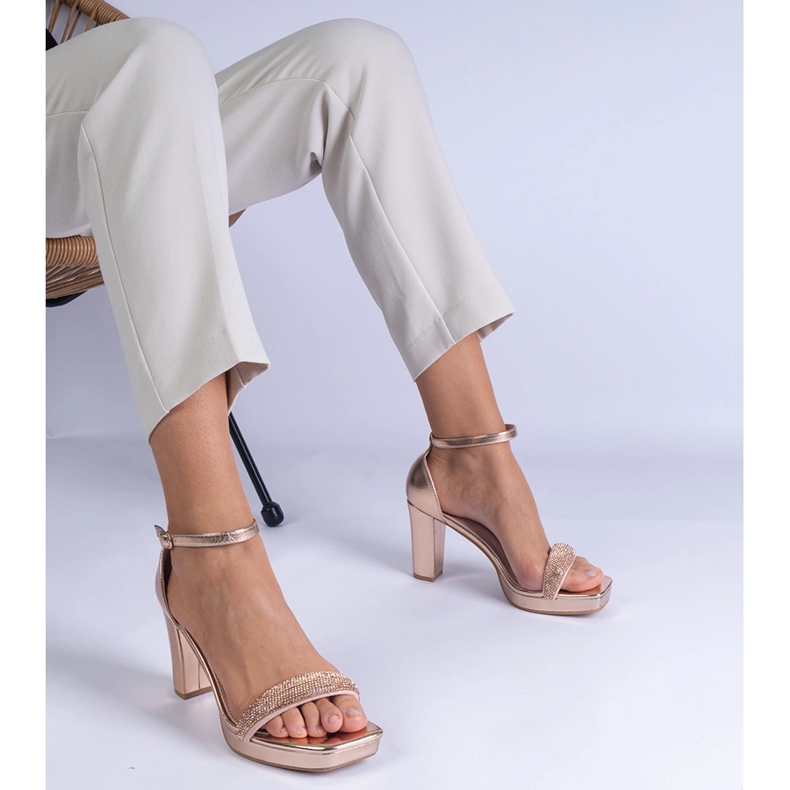 Champagner elegante Sandalen auf der Säule mit Zirkonen golden 1