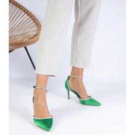 Grüne Satinpumpen mit Zirkonen dekoriert 1