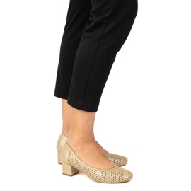 Exquisite Openwork Lederpumpen auf einer stabilen Ferse 1622ex Beige 1