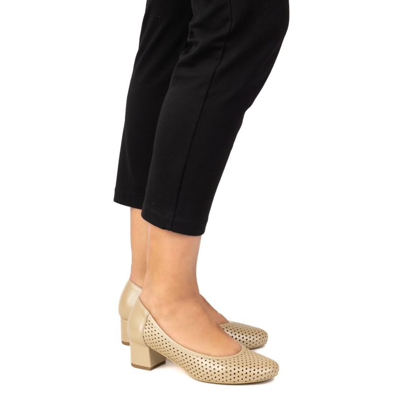 Exquisite Openwork Lederpumpen auf einer stabilen Ferse 1622ex Beige 1