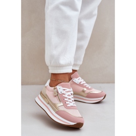 Glänzende Sportschuhe von Frauen auf der Plattform rosa 2