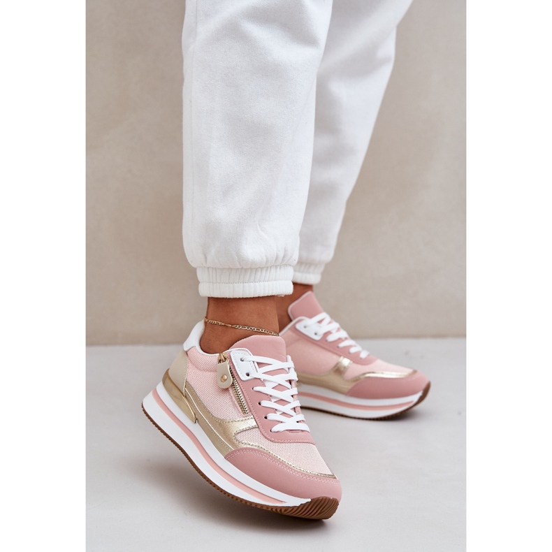 Glänzende Sportschuhe von Frauen auf der Plattform rosa 2