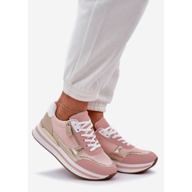 Glänzende Sportschuhe von Frauen auf der Plattform rosa 1