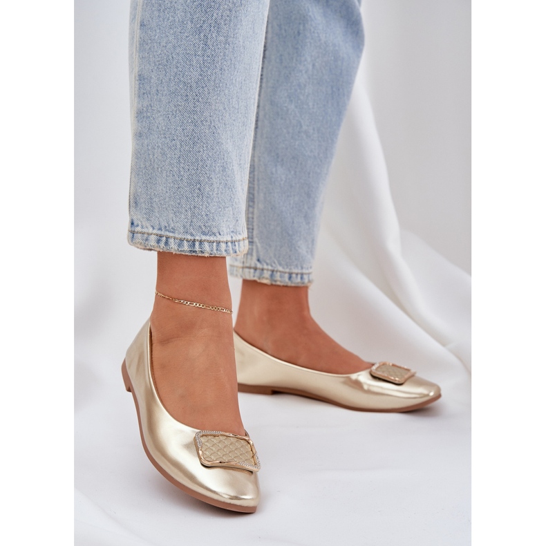Öko -Leder -Ballerinas mit einer goldenen Dekoration 2