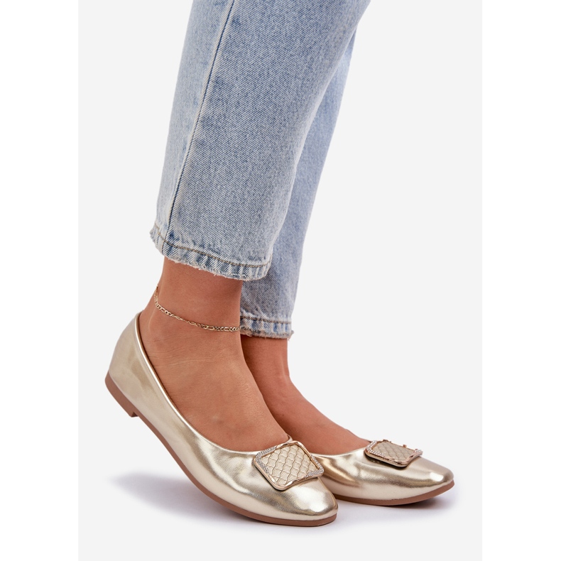 Öko -Leder -Ballerinas mit einer goldenen Dekoration 1