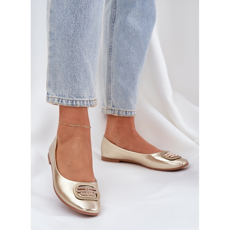 Ballerinas auf einer flachen Sohle mit einer goldenen Verzierung 2
