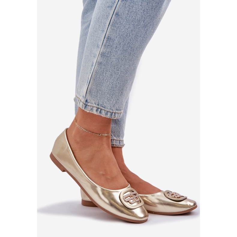 Ballerinas auf einer flachen Sohle mit einer goldenen Verzierung 1